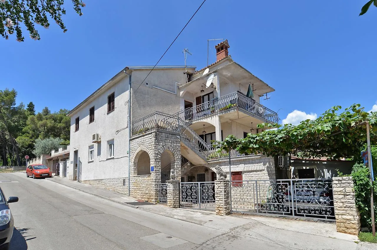 Apartments Ana 1684 Pula