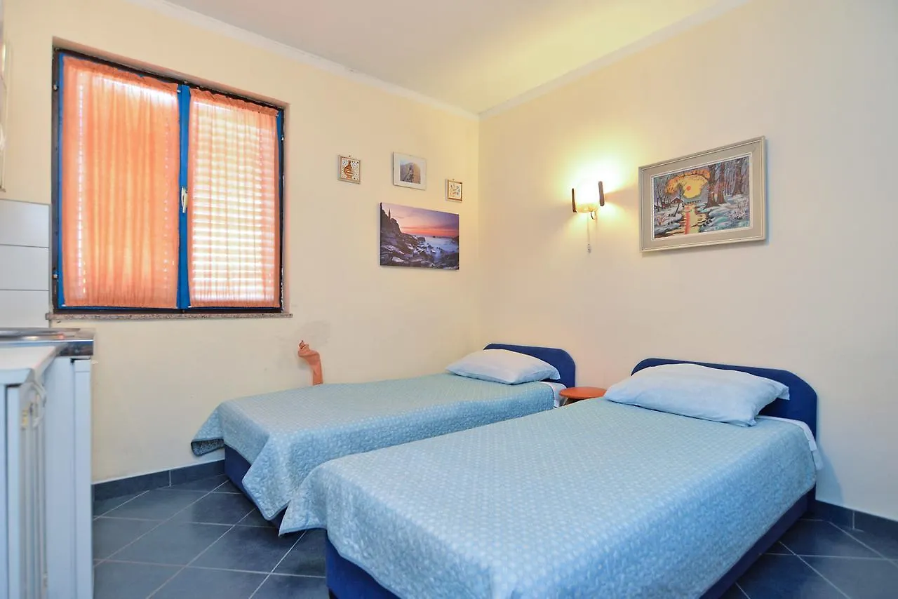 Apartments Ana 1684 Pula 0*,