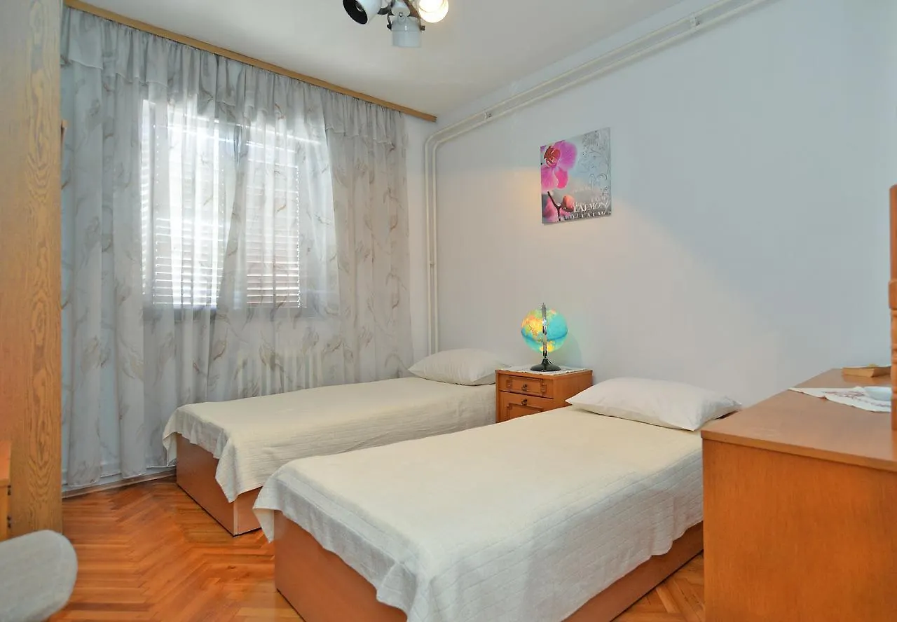 Apartments Ana 1684 Pula 0*,