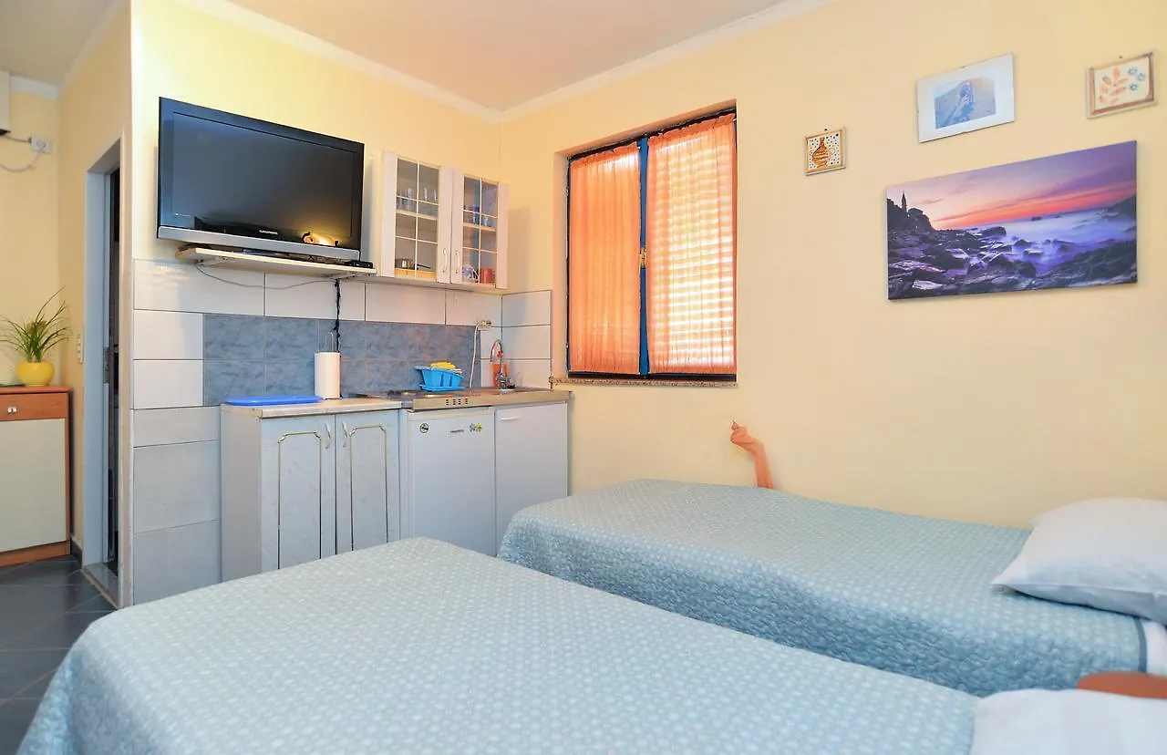Apartments Ana 1684 Pula
