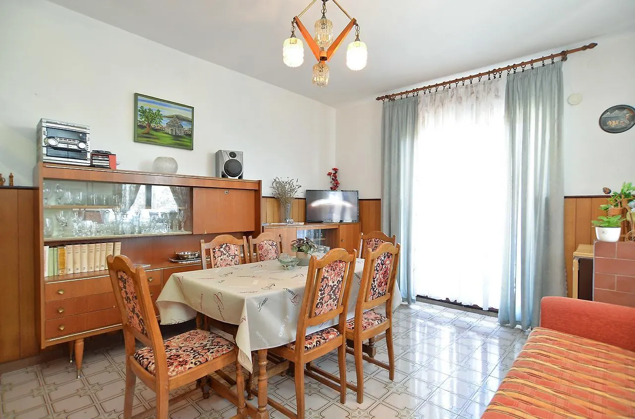 Apartments Ana 1684 Pula 0*,